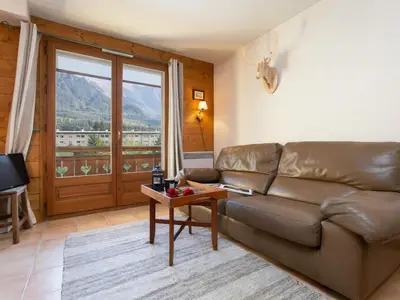 Helles Wohnzimmer mit HD-TV