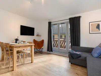 Heller Wohnbereich mit HD-TV