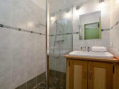 Modernes Badezimmer mit Dusche und Waschbecken