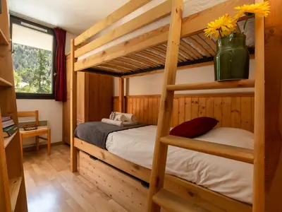 Schlafzimmer ganz aus Holz und hell