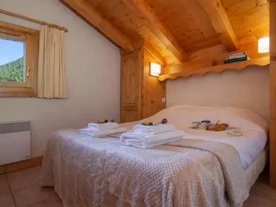 Zweites Schlafzimmer mit Licht und Doppelbett