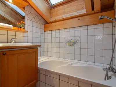 Bad und Dusche. Toilette im Badezimmer