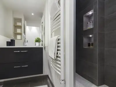 Das Badezimmer ist modern und neu