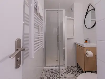 Badezimmer mit Dusche