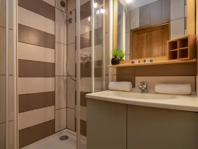 Badezimmer mit Dusche