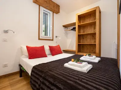 Schlafzimmer mit Kleiderschrank