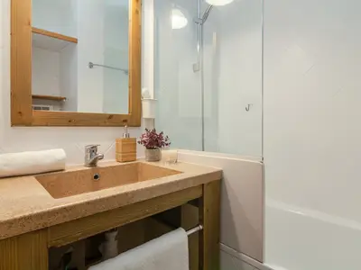 Badezimmer mit Badewanne und Kopfbrause