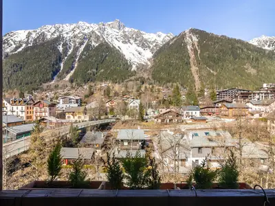 Fantastische Aussicht auf die Berge und die Stadt