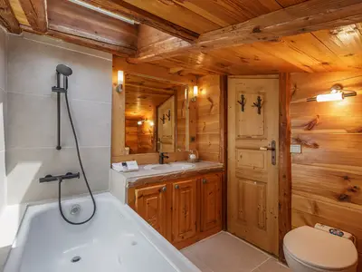 Badezimmer mit Badewanne