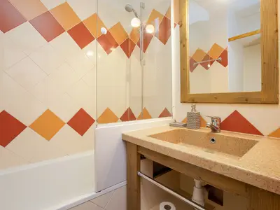 Badezimmer mit Badewanne und Kopfbrause