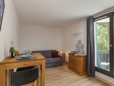 Heller Wohnbereich mit Zugang zum Balkon