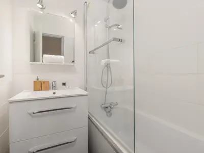 Badezimmer und Badewanne