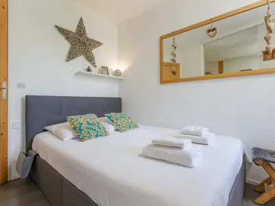 Schlafzimmer mit Doppelbett