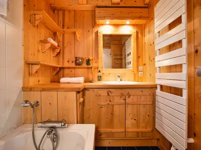 Badezimmer ganz in Holzoptik