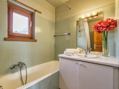 Gut beleuchtetes eigenes Bad