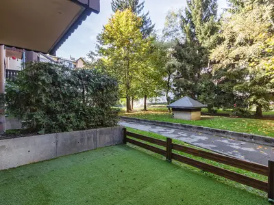 Große Terrasse mit Blick auf das Waldgebiet