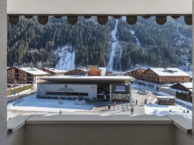 Sonnige Aussicht vom Balkon