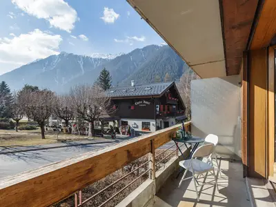 Tisch und Stühle auf dem Balkon