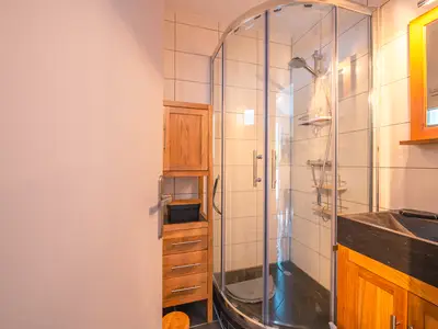 Badezimmer mit Dusche