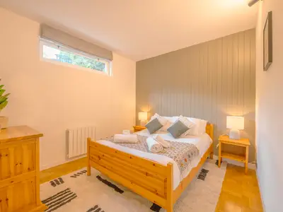 Schlafzimmer mit Doppelbett