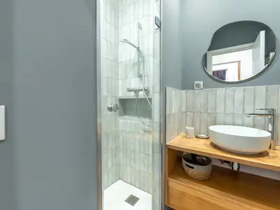 Badezimmer mit Dusche