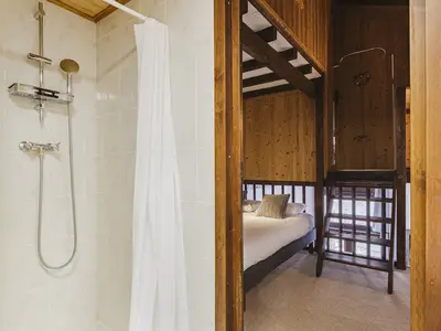 Badezimmer mit Dusche