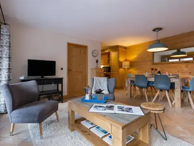 Großer Wohnraum mit Essbereich