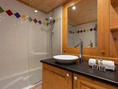 Badezimmer mit Badewanne und Dusche