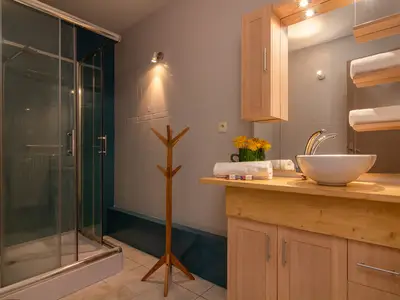 Dusche und Handwaschbecken