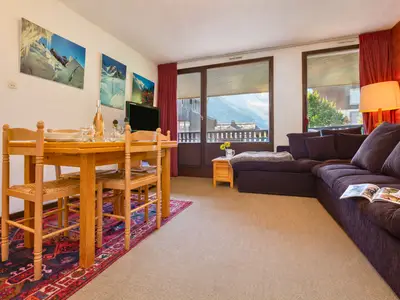 Wohnzimmer mit Zugang zu einem privaten Balkon