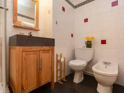 Dusche, WC und Bidet