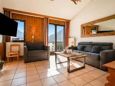 Helles Wohnzimmer mit HDTV-Fernseher