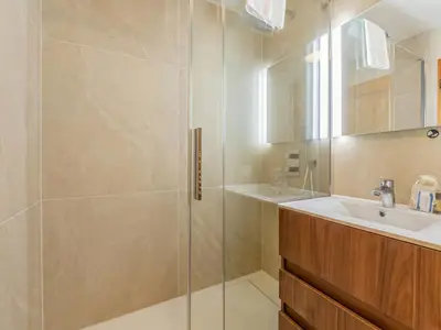 Badezimmer mit Dusche