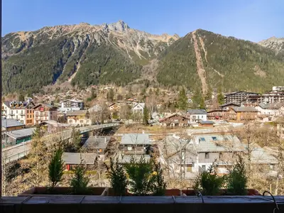 Fantastische Aussicht auf die Berge und die Stadt