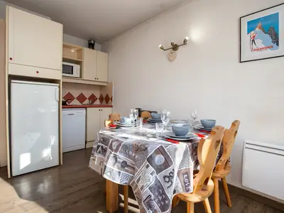 Offene Küche und Esstisch