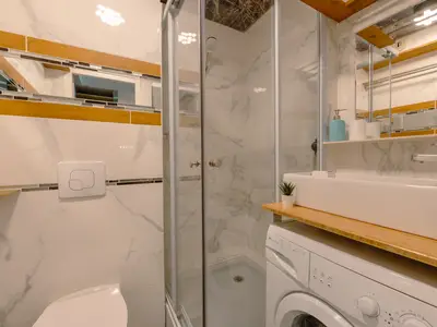 Badezimmer mit Dusche