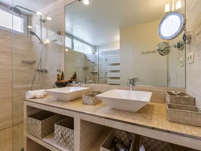 Badezimmer mit Dusche