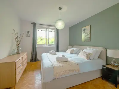 Großes Kingsize-Bett im Hauptschlafzimmer