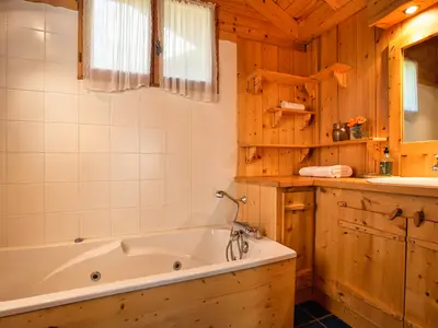 Badezimmer mit Badewanne