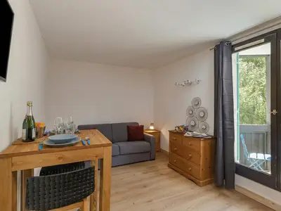 Heller Wohnbereich mit Zugang zum Balkon