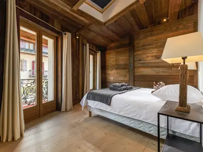 Hauptschlafzimmer mit Zugang zum Balkon