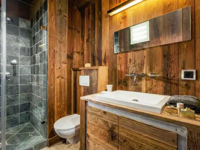 Schickes Badezimmer ganz aus Holz