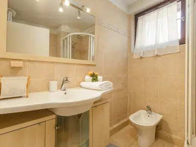 Großes Badezimmer mit Bidet