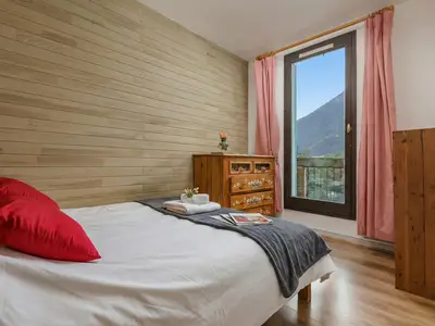 Hauptschlafzimmer mit Zugang zum Balkon