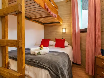 Zweites Schlafzimmer mit Doppelbett und darüber liegendem Einzelbett