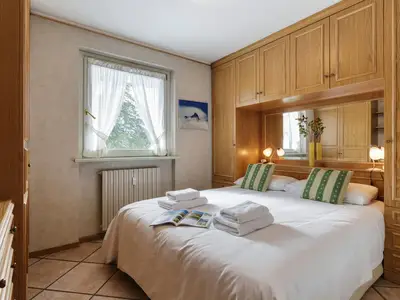 Getrenntes Schlafzimmer mit Doppelbett