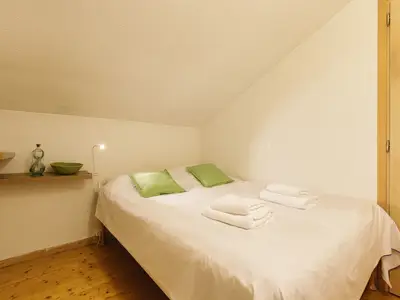 Zimmer mit großem Doppelbett