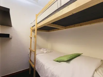 Kinderzimmer mit zwei Etagenbetten