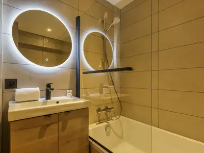 Renoviertes Badezimmer mit Badewanne und Dusche