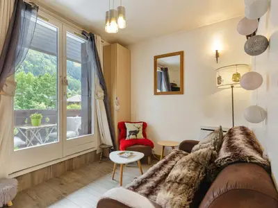 Bequemes Sofa mit Blick auf den Balkon